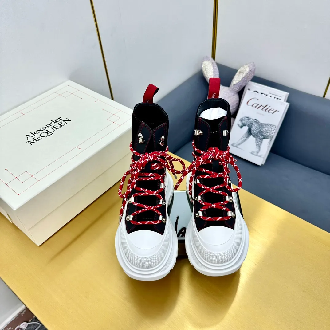 👟👟Ex-factory price 680👟👟 Alexander McQueen's latest thick-soled Martin boots, original 1:1 development, outsole original open-film TPU sole, fabric full-grain cowhide + high mercerized cowhide, lining sheepskin original hardware carabiner bottom height 5cm Size: #35-40 39-45